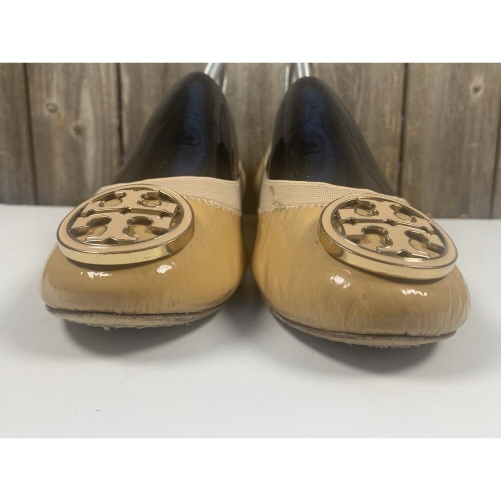 Tory Burch Caroline Women’s Sz 9 Ballet Flats Ivory Patent Leather Gold Logo - Picture 4 of 12
